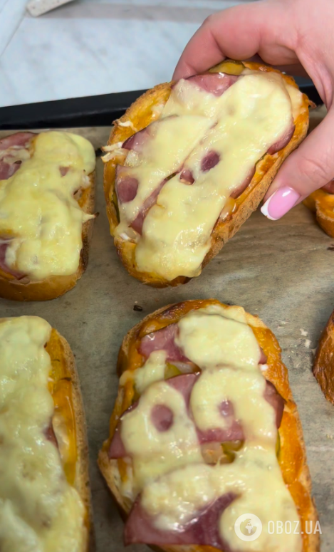 Хрустящие горячие бутерброды на скорую руку: с колбасой и сыром