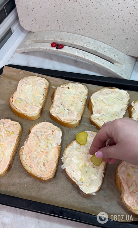 Хрустящие горячие бутерброды на скорую руку: с колбасой и сыром