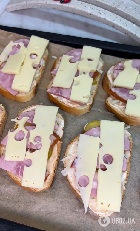 Хрустящие горячие бутерброды на скорую руку: с колбасой и сыром