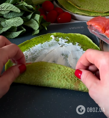 Смачні шпинатні млинці з крем-сиром та червоною рибою: варіант легкої закуски