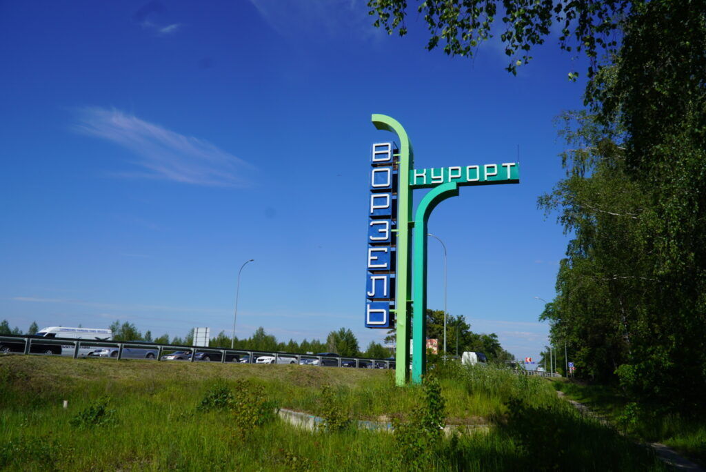 "Пішли знімати гроші з карток, а вони виявилися порожніми": два тижні сім'я літнього кінооператора під Києвом жила впроголодь, поки він не помер