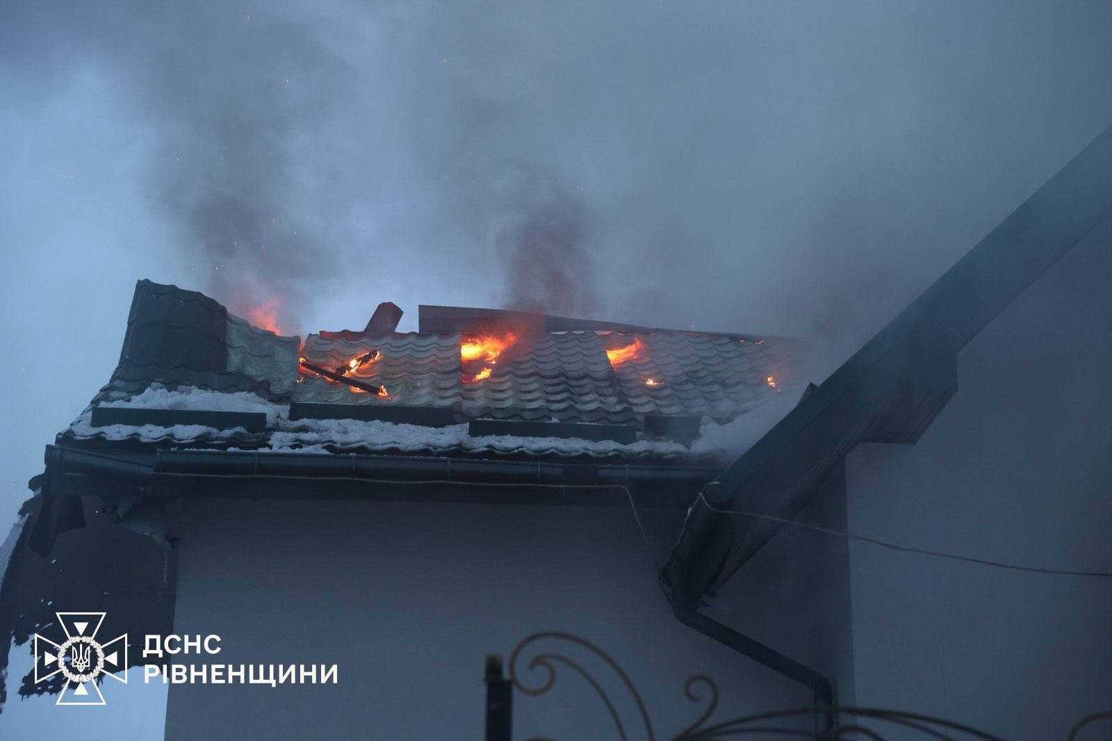 Повреждены дома и инфраструктура, есть раненые: войска РФ атаковали Ривненскую и Хмельницкую области. Фото