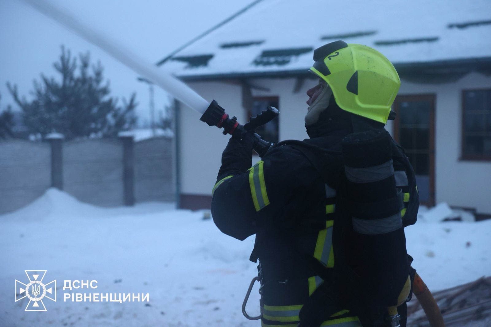 Повреждены дома и инфраструктура, есть раненые: войска РФ атаковали Ривненскую и Хмельницкую области. Фото