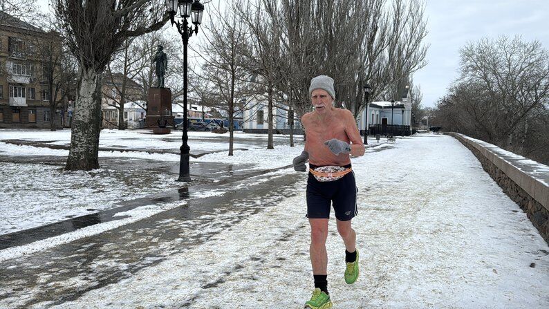 Бігає містом з оголеним торсом у мороз: як 80-річний чоловік став візитівкою Миколаєва. Фото