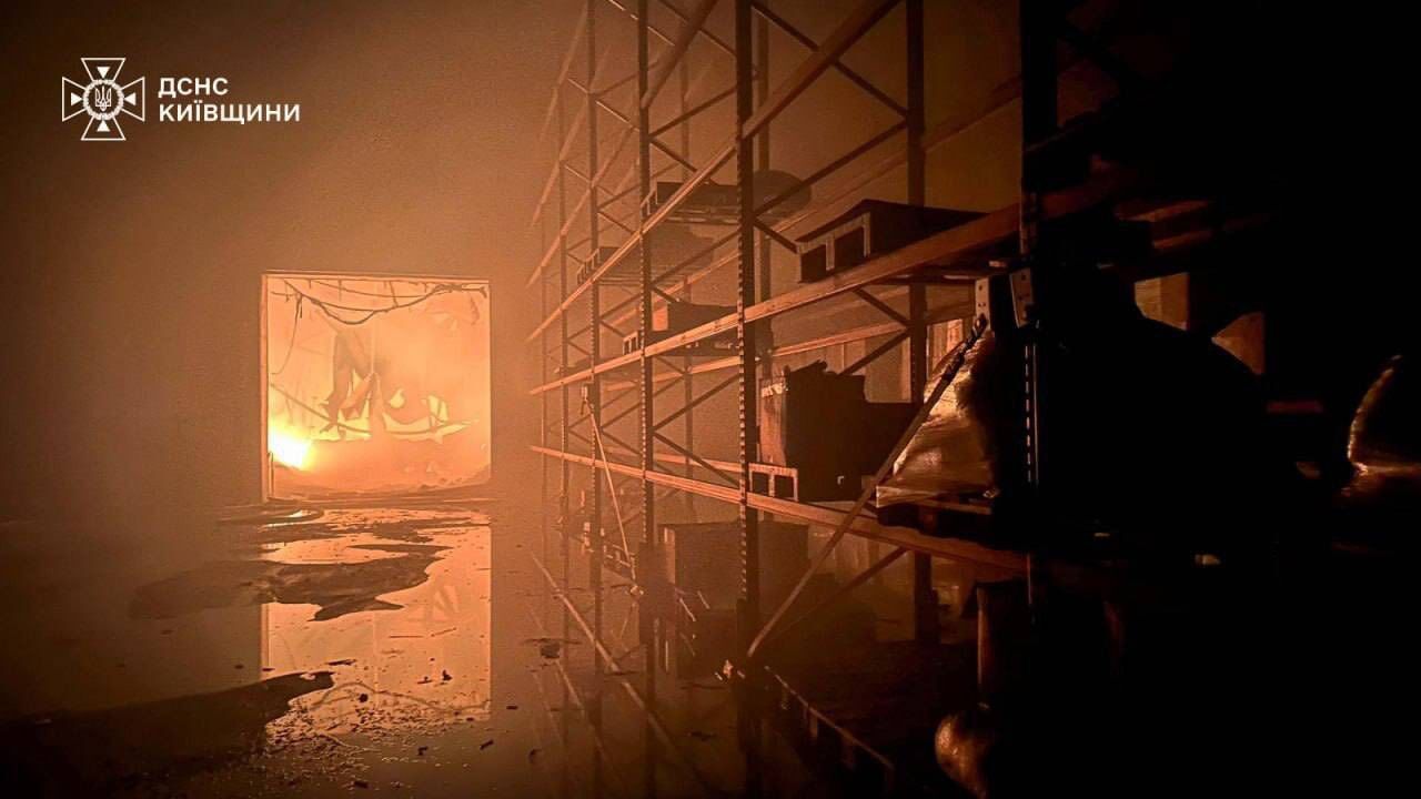 Россия снова била не по военным объектам, уничтожен склад "Рошена", но главное, что все живы, – Порошенко отреагировал на вражеский обстрел