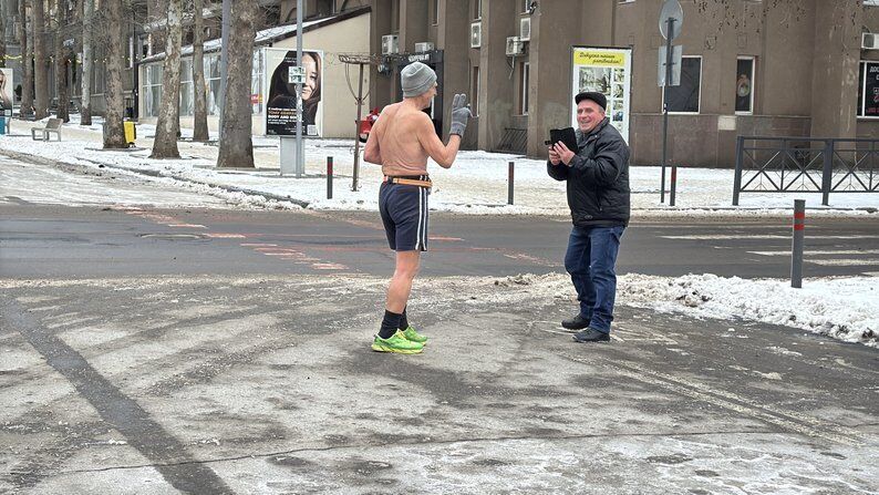 Бігає містом з оголеним торсом у мороз: як 80-річний чоловік став візитівкою Миколаєва. Фото