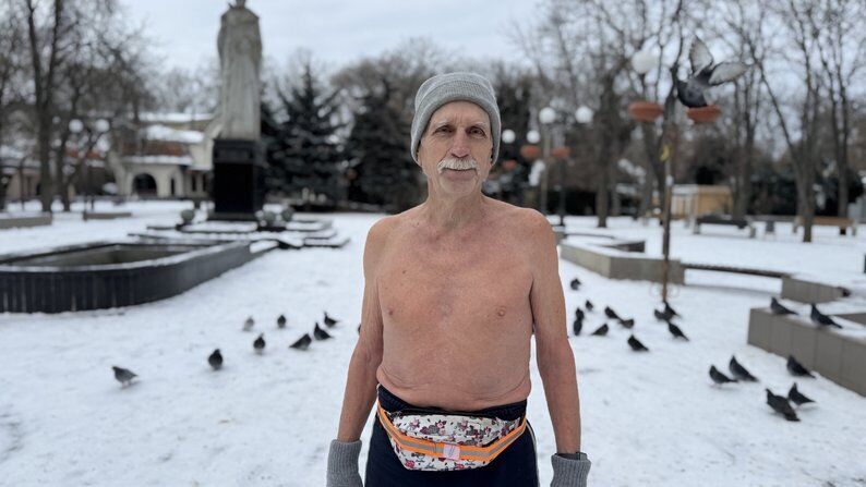 Бігає містом з оголеним торсом у мороз: як 80-річний чоловік став візитівкою Миколаєва. Фото
