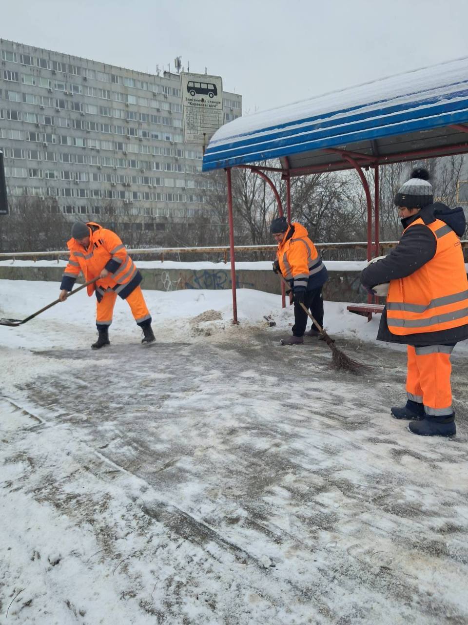 Задействовано более 300 единиц спецтехники: в КГГА рассказали, как в Киеве борются со снегопадом. Фото и видео