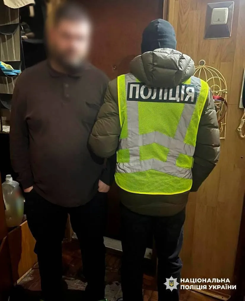 В Киеве рецидивист обустроил точку продажи наркотиков в своей квартире. Фото