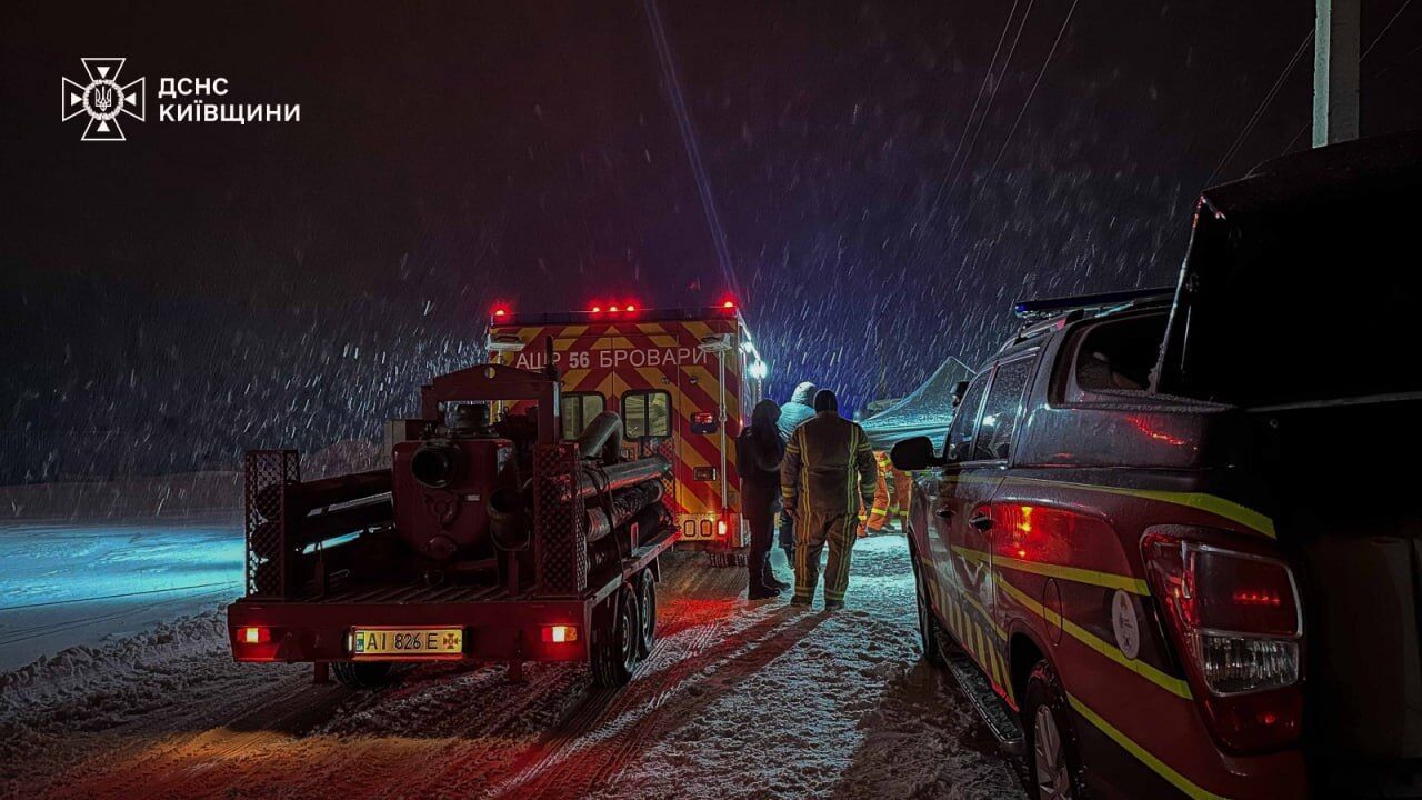 Війська РФ ударили по складах на Київщині: виникла масштабна пожежа. Фото