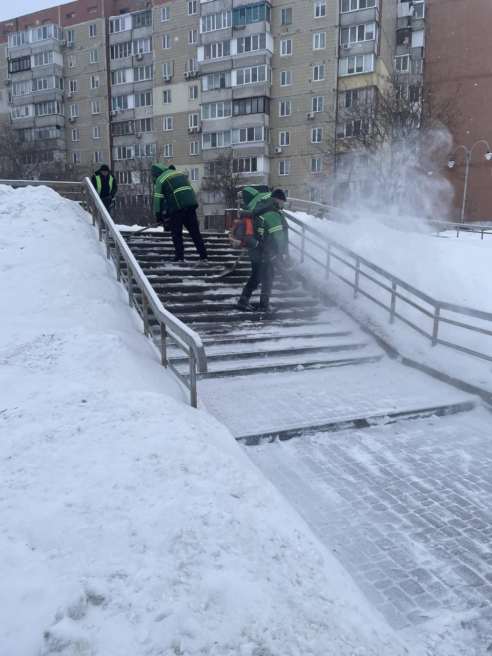 Задействовано более 300 единиц спецтехники: в КГГА рассказали, как в Киеве борются со снегопадом. Фото и видео