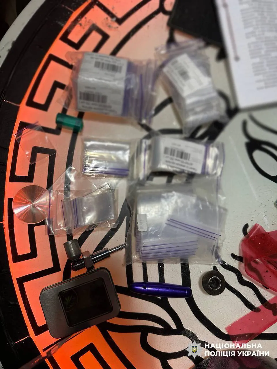 В Киеве рецидивист обустроил точку продажи наркотиков в своей квартире. Фото