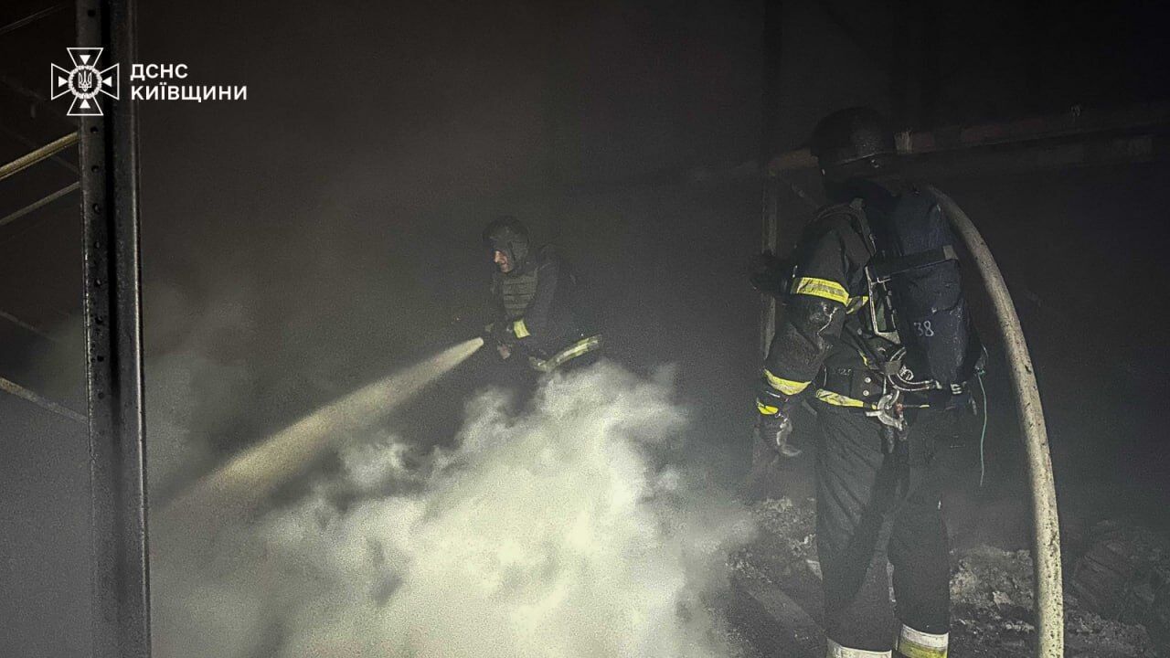 Війська РФ ударили по складах на Київщині: виникла масштабна пожежа. Фото