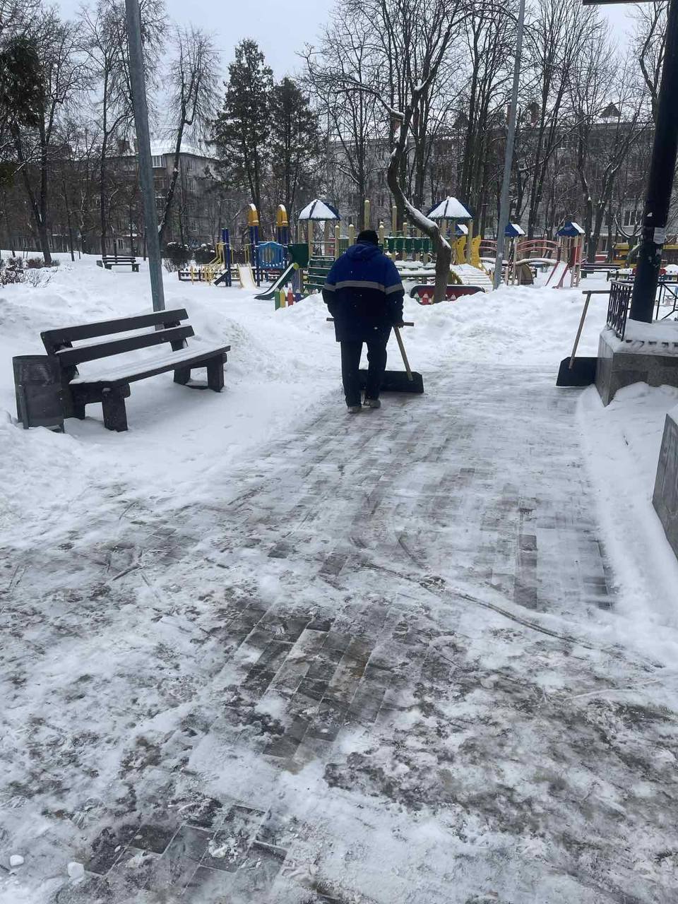 Задействовано более 300 единиц спецтехники: в КГГА рассказали, как в Киеве борются со снегопадом. Фото и видео