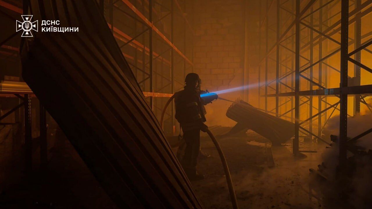 Війська РФ ударили по складах на Київщині: виникла масштабна пожежа. Фото