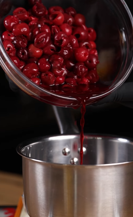 Найсмачніші домашні вареники із замороженими вишнями: рецепт від Ектора Хіменеса-Браво