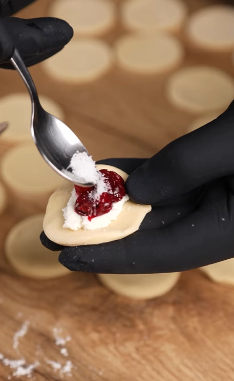 Найсмачніші домашні вареники із замороженими вишнями: рецепт від Ектора Хіменеса-Браво