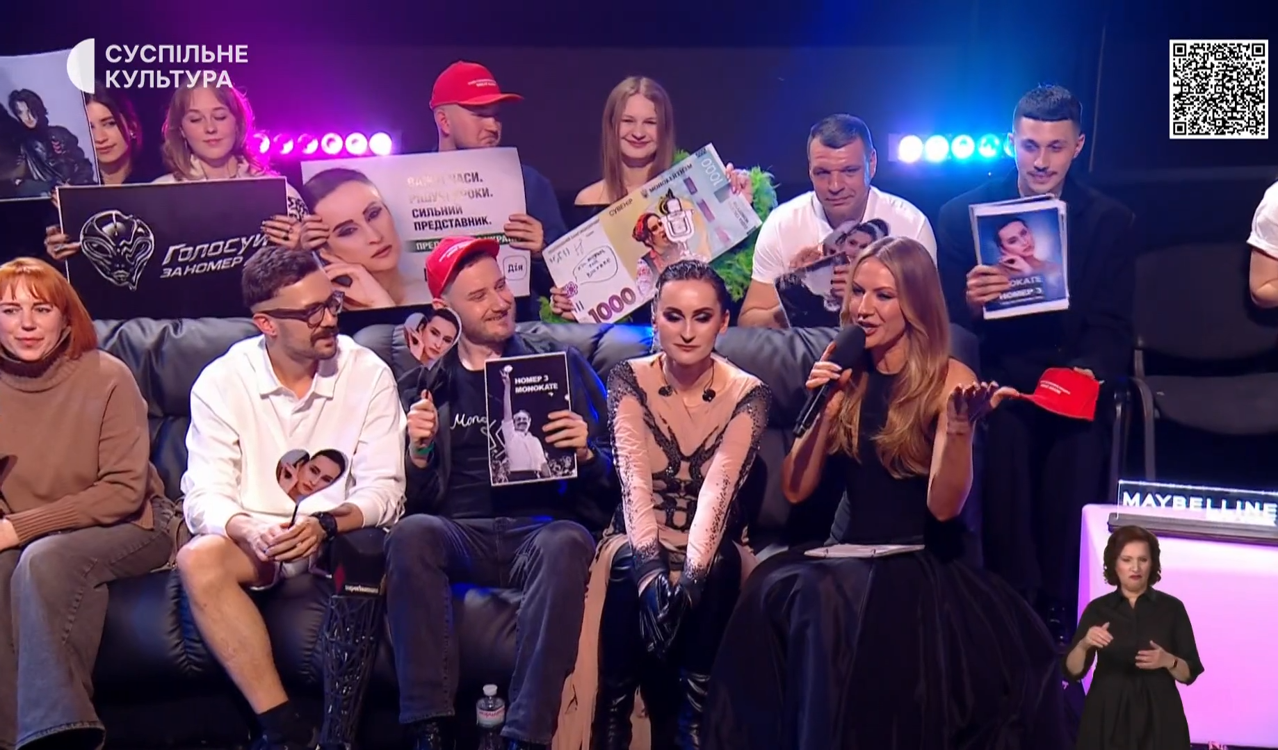 "Я гривны не беру!" Группа поддержки Monokate попыталась "подкупить" ведущую Лесю Никитюк в эфире Нацотбора