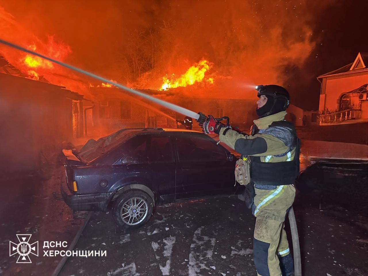 Оккупанты ударили по жилым кварталам Херсона: известно о восьми пострадавших. Фото и видео