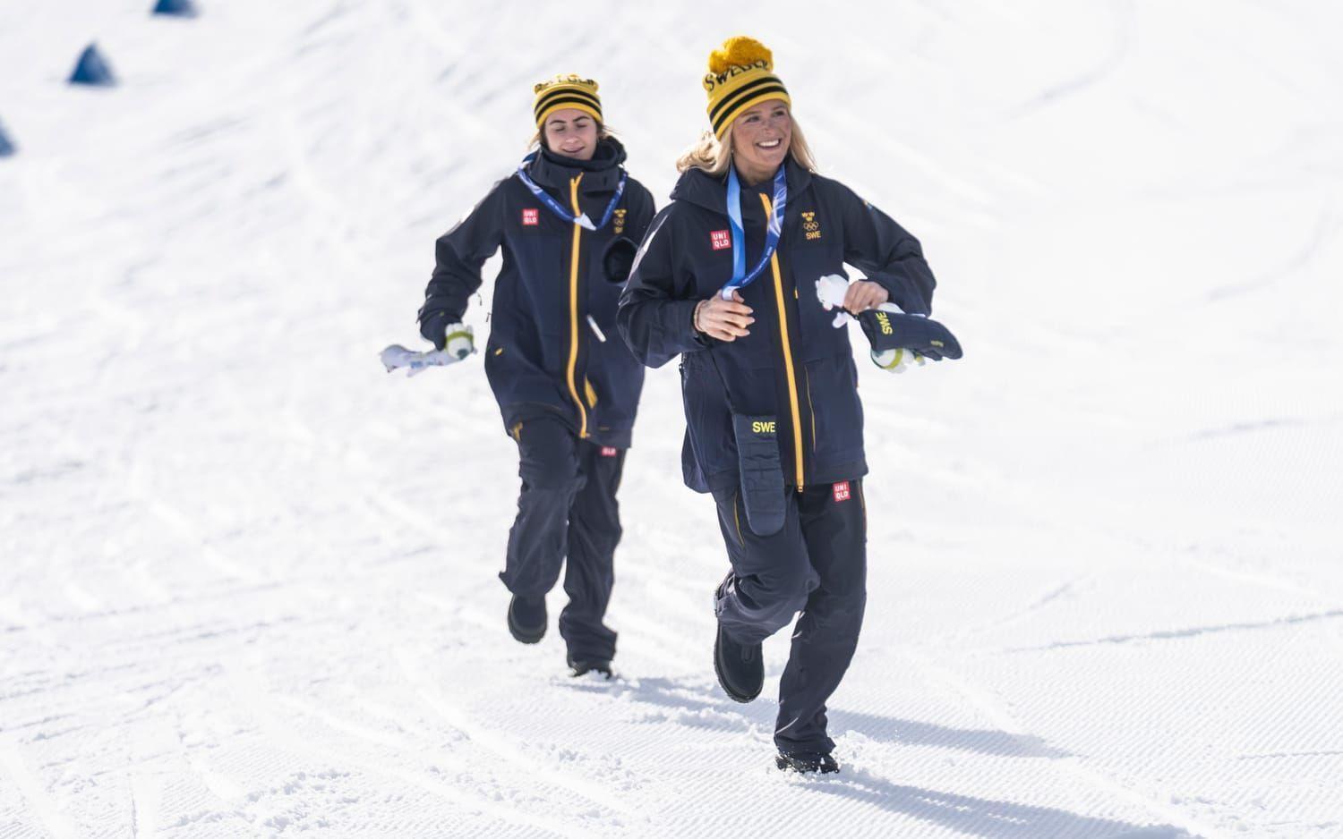 Медаль Олімпіади-2026 розкололася перед нагородженням лижниць. Фотофакт
