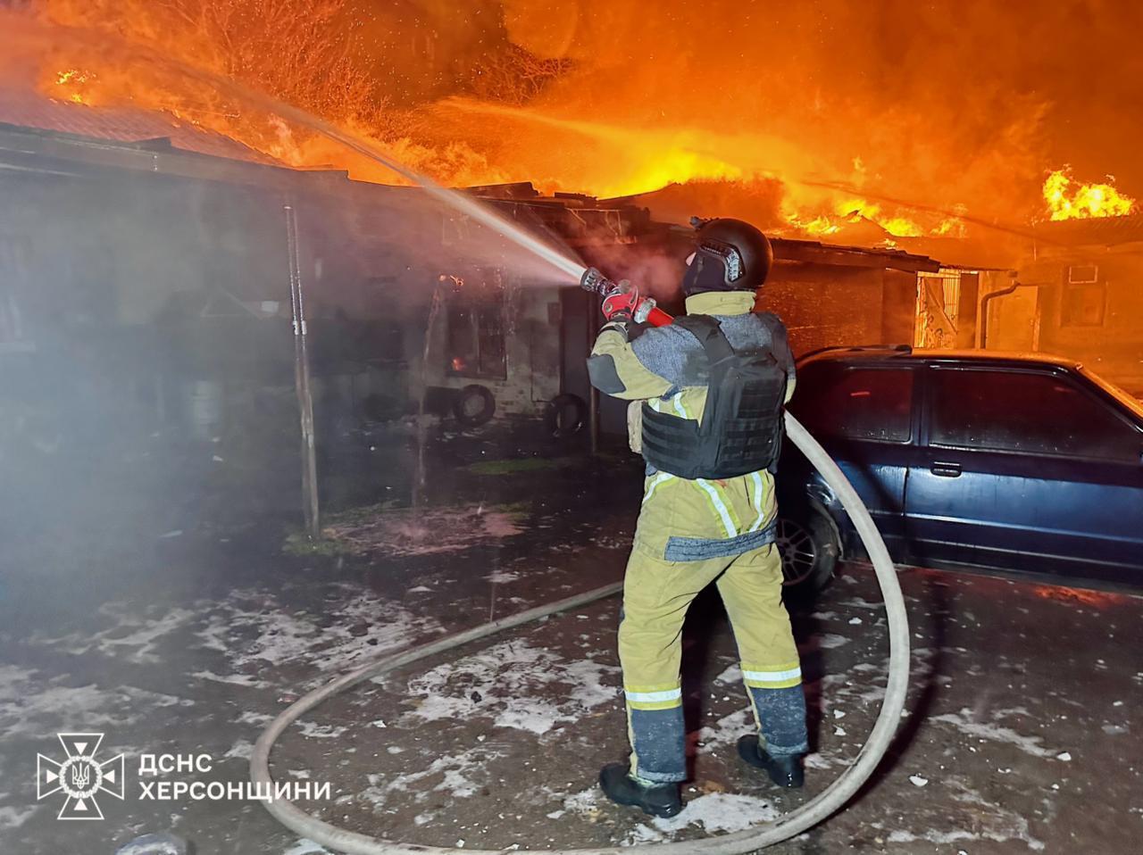Оккупанты ударили по жилым кварталам Херсона: известно о восьми пострадавших. Фото и видео