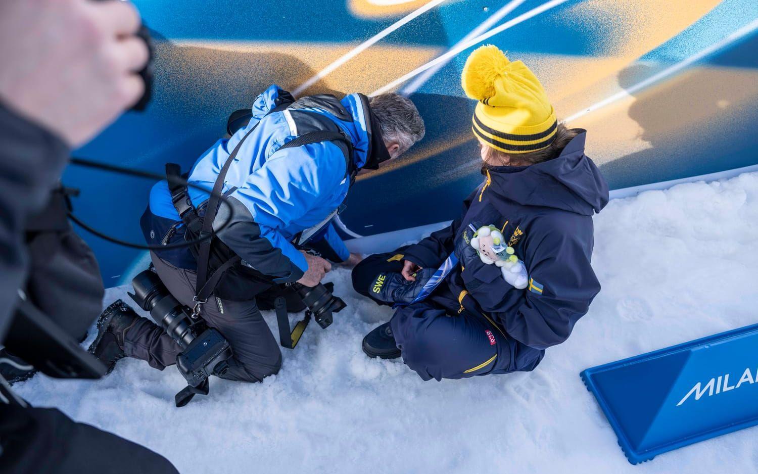 Медаль Олімпіади-2026 розкололася перед нагородженням лижниць. Фотофакт