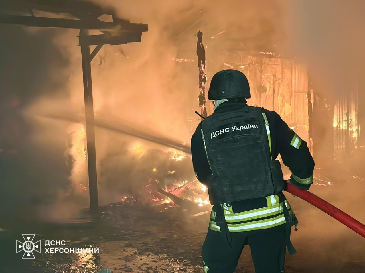 Оккупанты ударили по жилым кварталам Херсона: известно о восьми пострадавших. Фото и видео