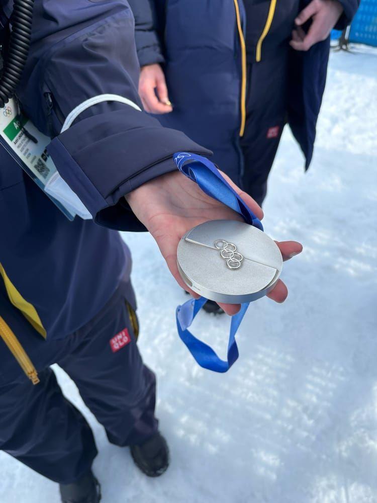 Медаль Олімпіади-2026 розкололася перед нагородженням лижниць. Фотофакт