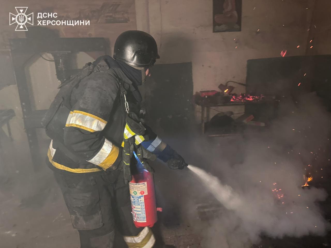 Оккупанты ударили по жилым кварталам Херсона: известно о восьми пострадавших. Фото и видео