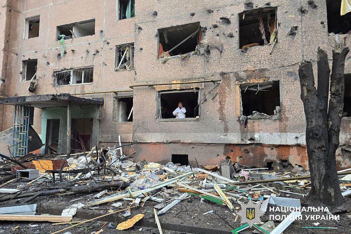 Окупанти скинули КАБи на Краматорськ: поліція показала перші хвилини після ударів по багатоповерхівках. Відео, Фото