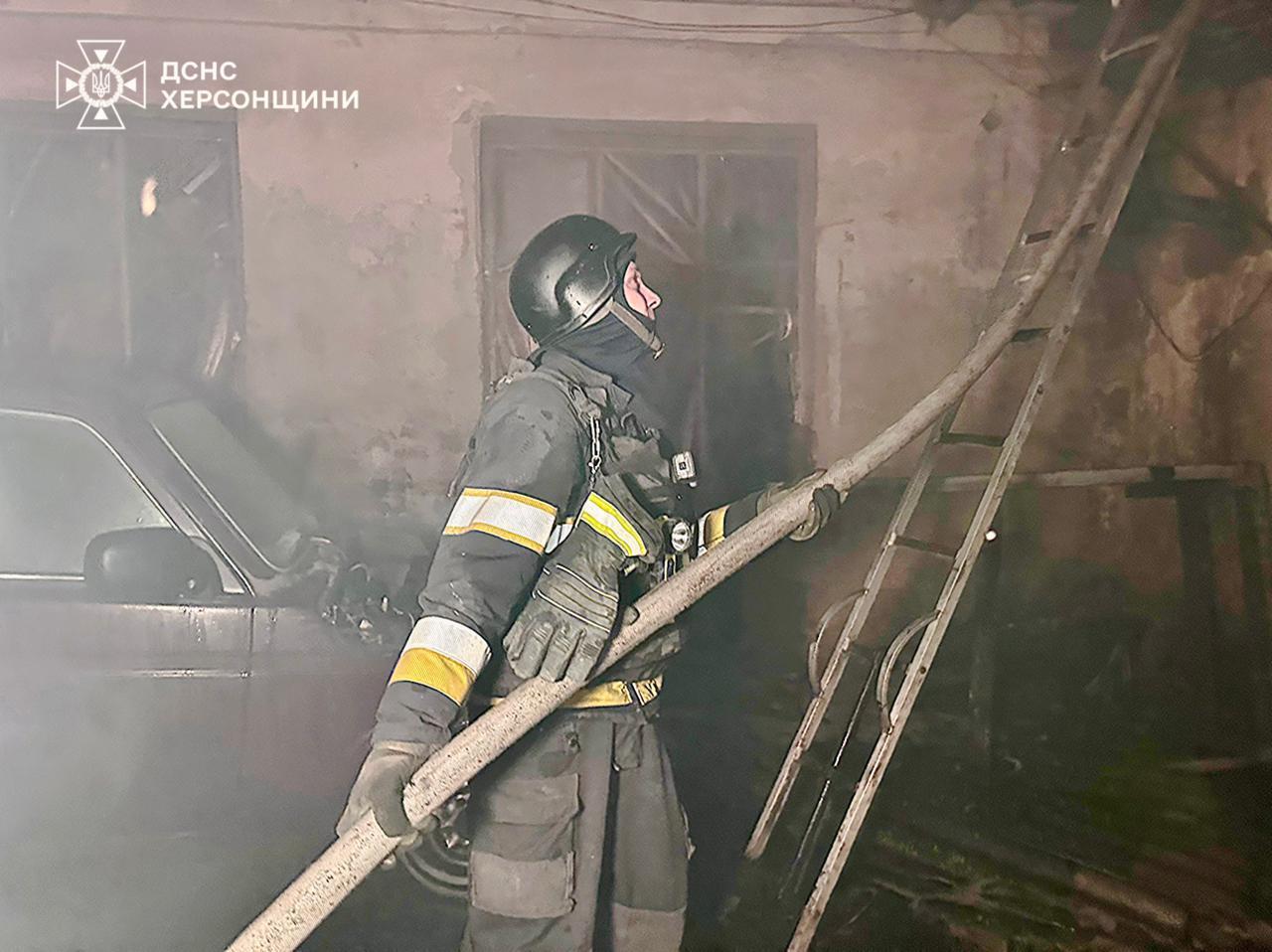 Оккупанты ударили по жилым кварталам Херсона: известно о восьми пострадавших. Фото и видео