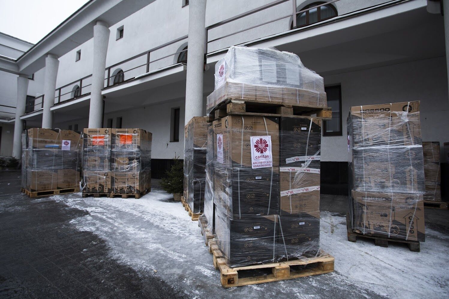 Генераторы, обогреватели и деньги для Киева: глава УГКЦ поблагодарил Польшу за помощь. Фото