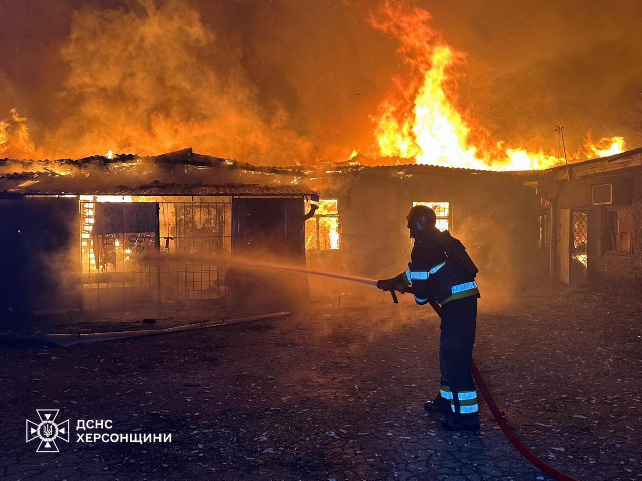 Оккупанты ударили по жилым кварталам Херсона: известно о восьми пострадавших. Фото и видео