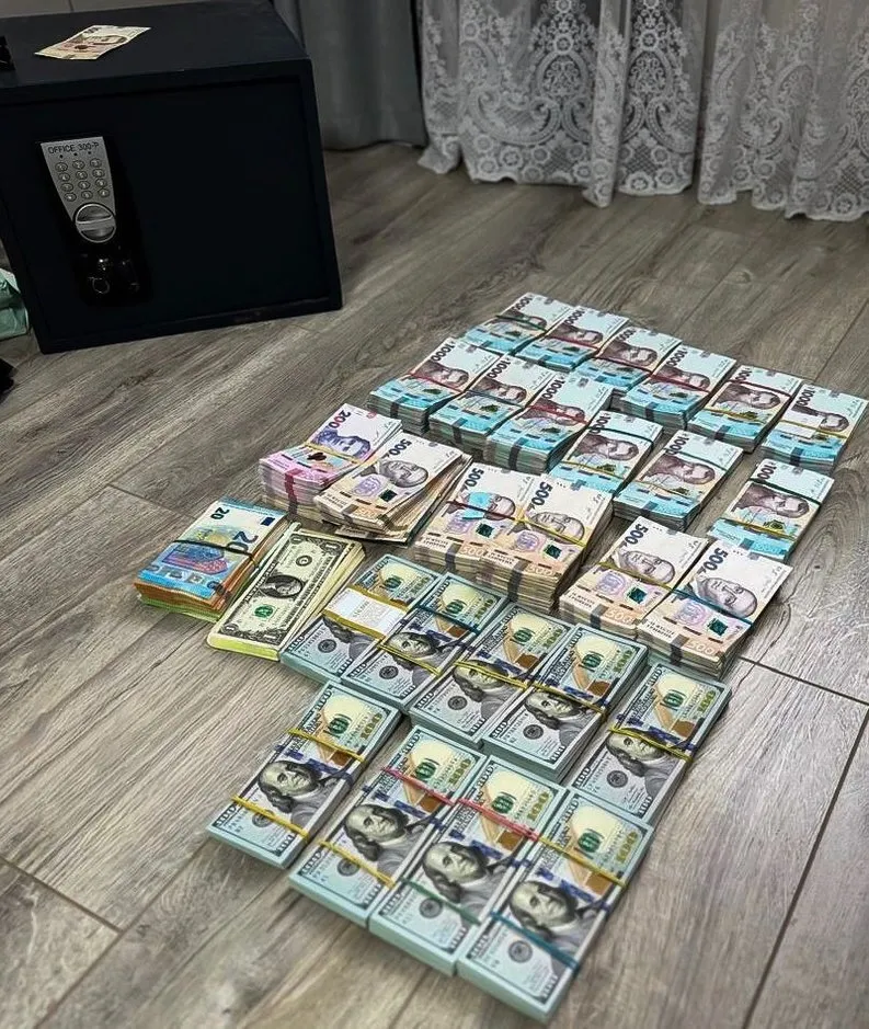 У чиновника Хмельницької ОДА під час обшуків виявили мільйони гривень: у чому його звинувачують