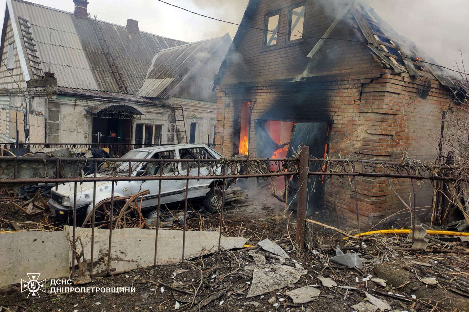 Россия атаковала Днепропетровскую область: повреждены дома, среди пострадавших – девушка. Фото