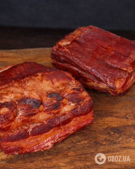 Домашняя запеченная грудинка в луковой шелухе: обязательно натрите чесноком