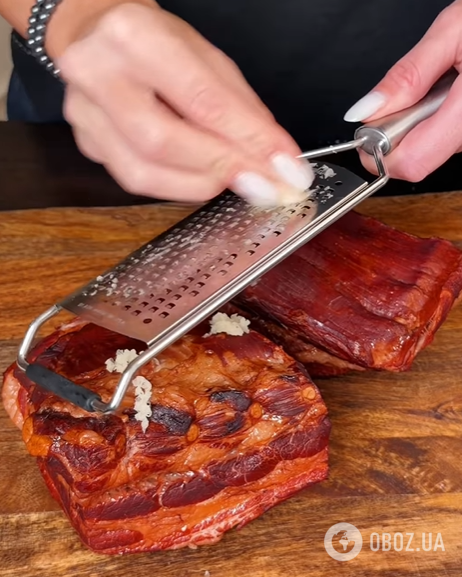 Домашняя запеченная грудинка в луковой шелухе: обязательно натрите чесноком