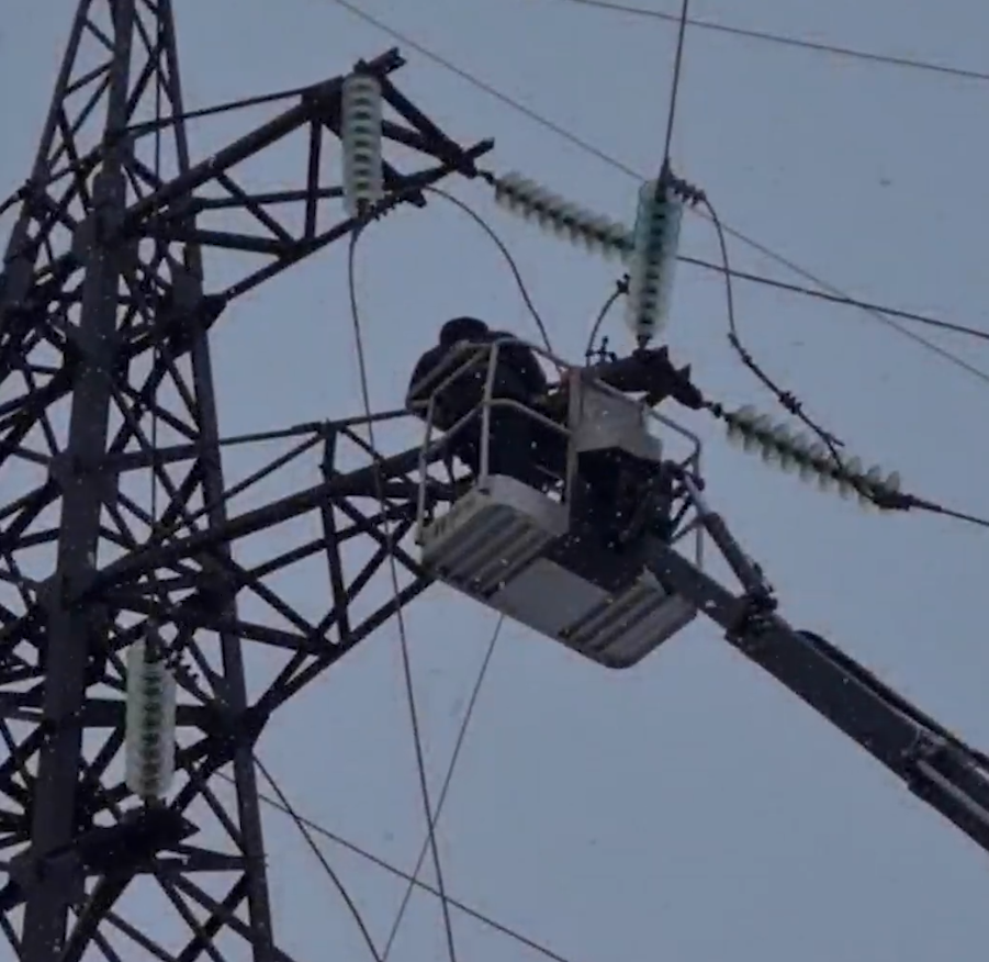 Енергетики роблять усе можливе: як енергосистему України рятують із крижаного пекла. Відео