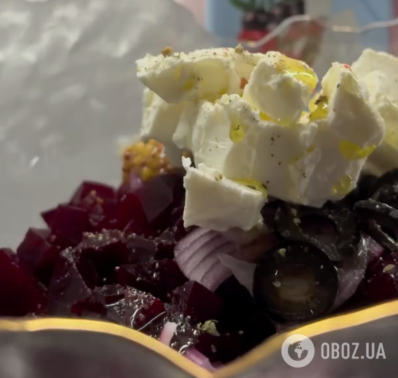 Полезный и вкусный салат из свеклы, с сыром и солеными огурцами: простой рецепт