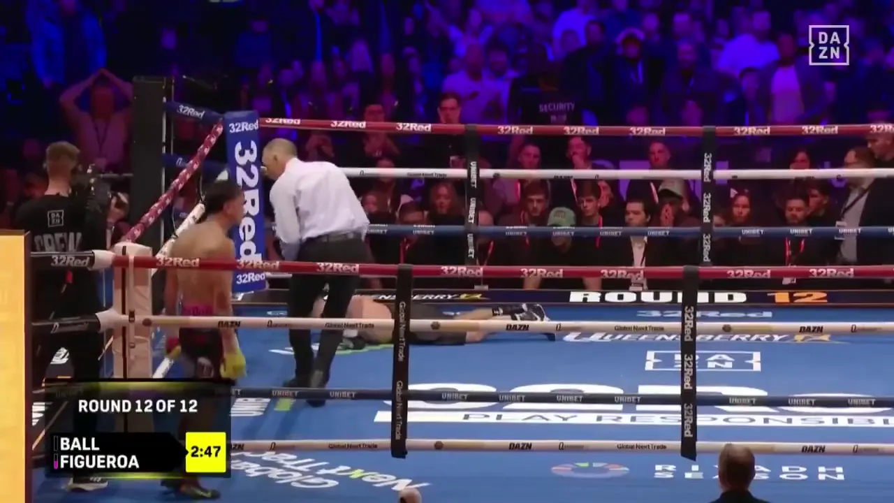 Непобедимый чемпион мира по боксу сенсационно проиграл титул нокаутом в 12-м раунде. Видео