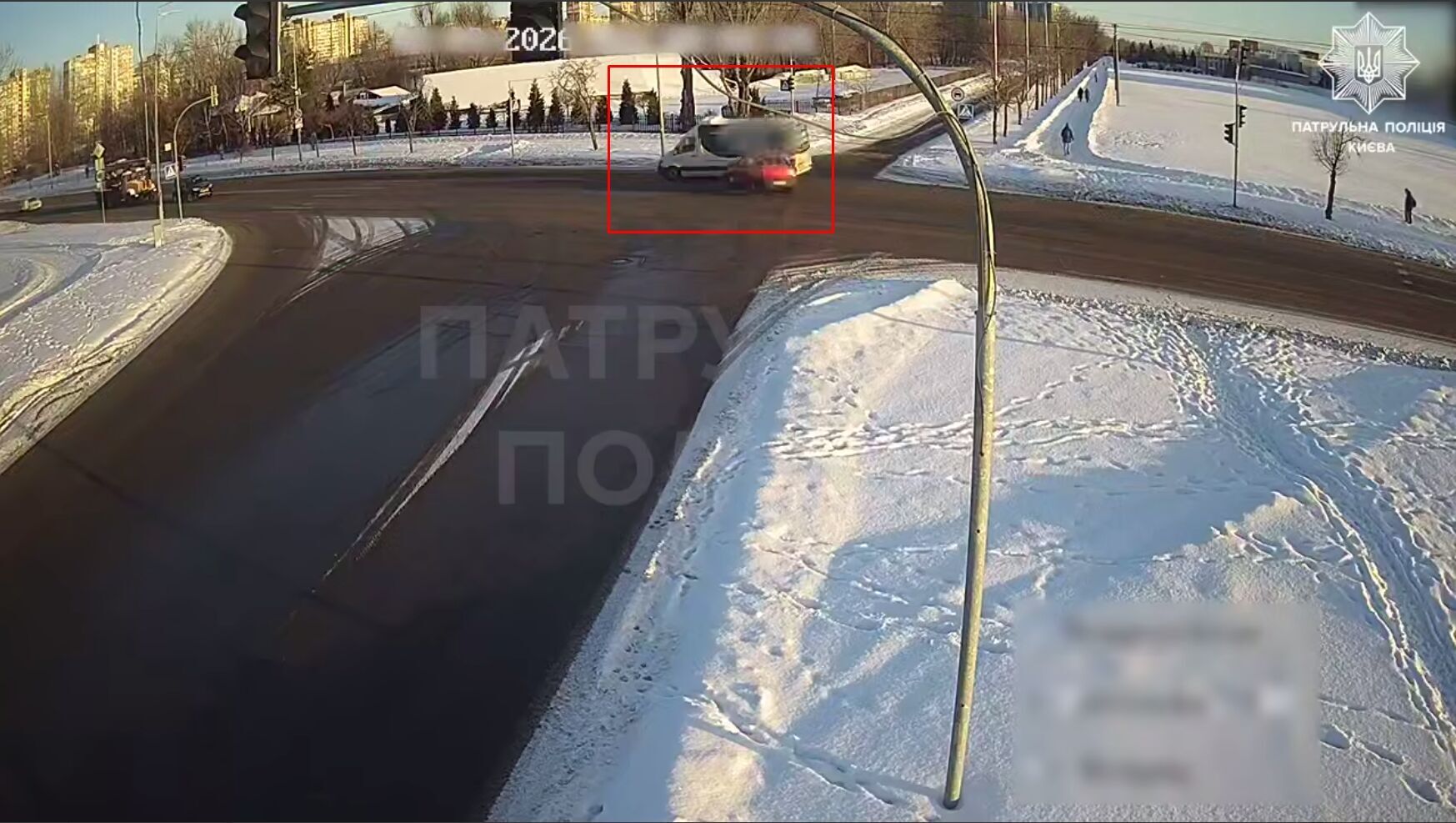 В Киеве на Троещине легковушка протаранила и перевернула микроавтобус. ДТП попало на видео