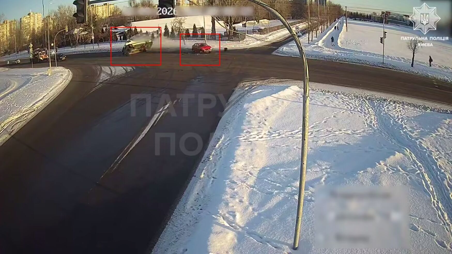 В Киеве на Троещине легковушка протаранила и перевернула микроавтобус. ДТП попало на видео