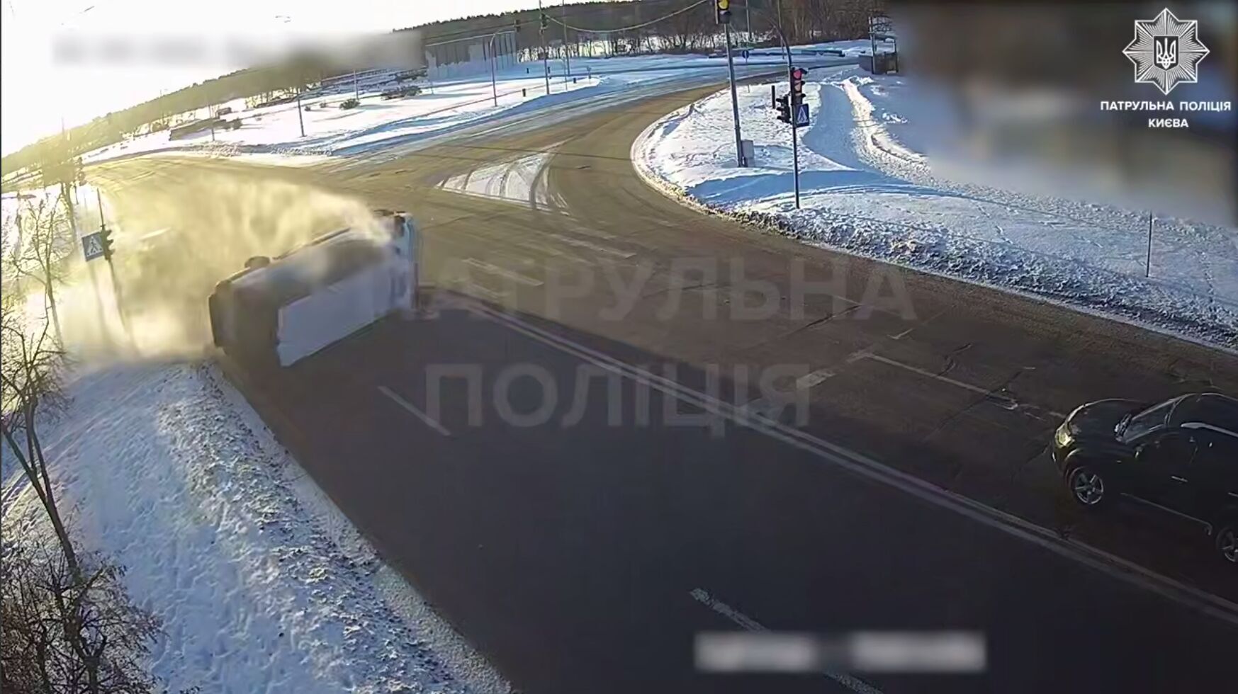 В Киеве на Троещине легковушка протаранила и перевернула микроавтобус. ДТП попало на видео