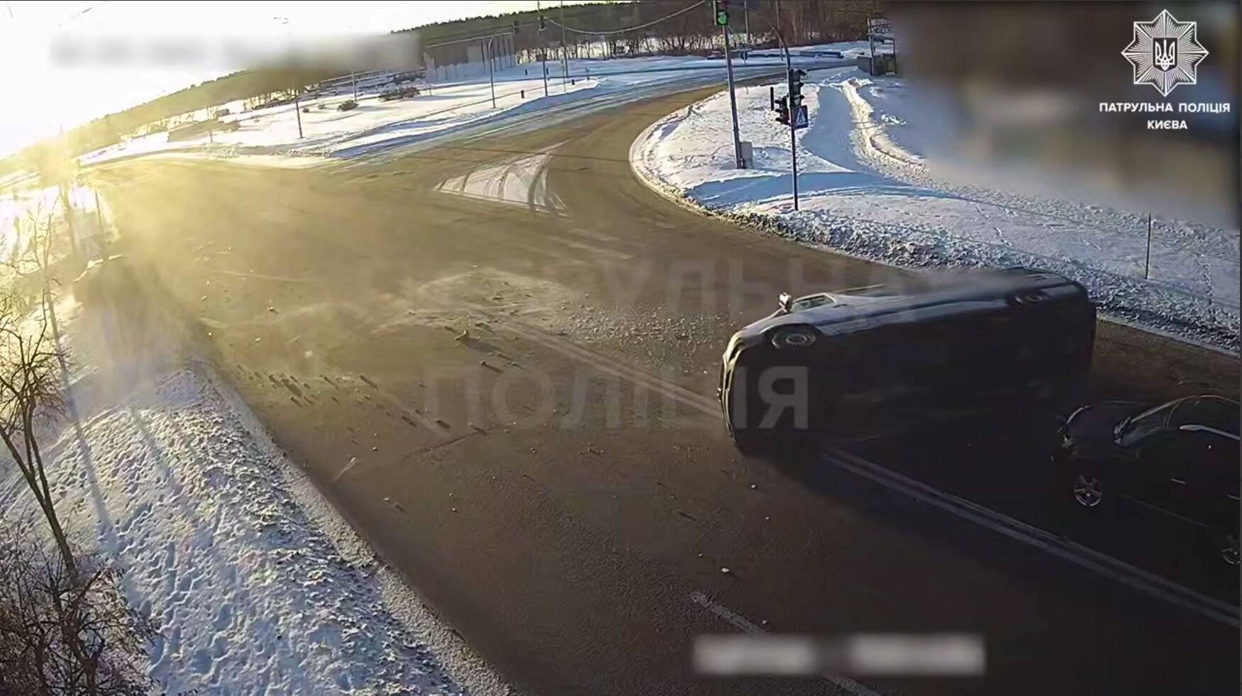 В Киеве на Троещине легковушка протаранила и перевернула микроавтобус. ДТП попало на видео