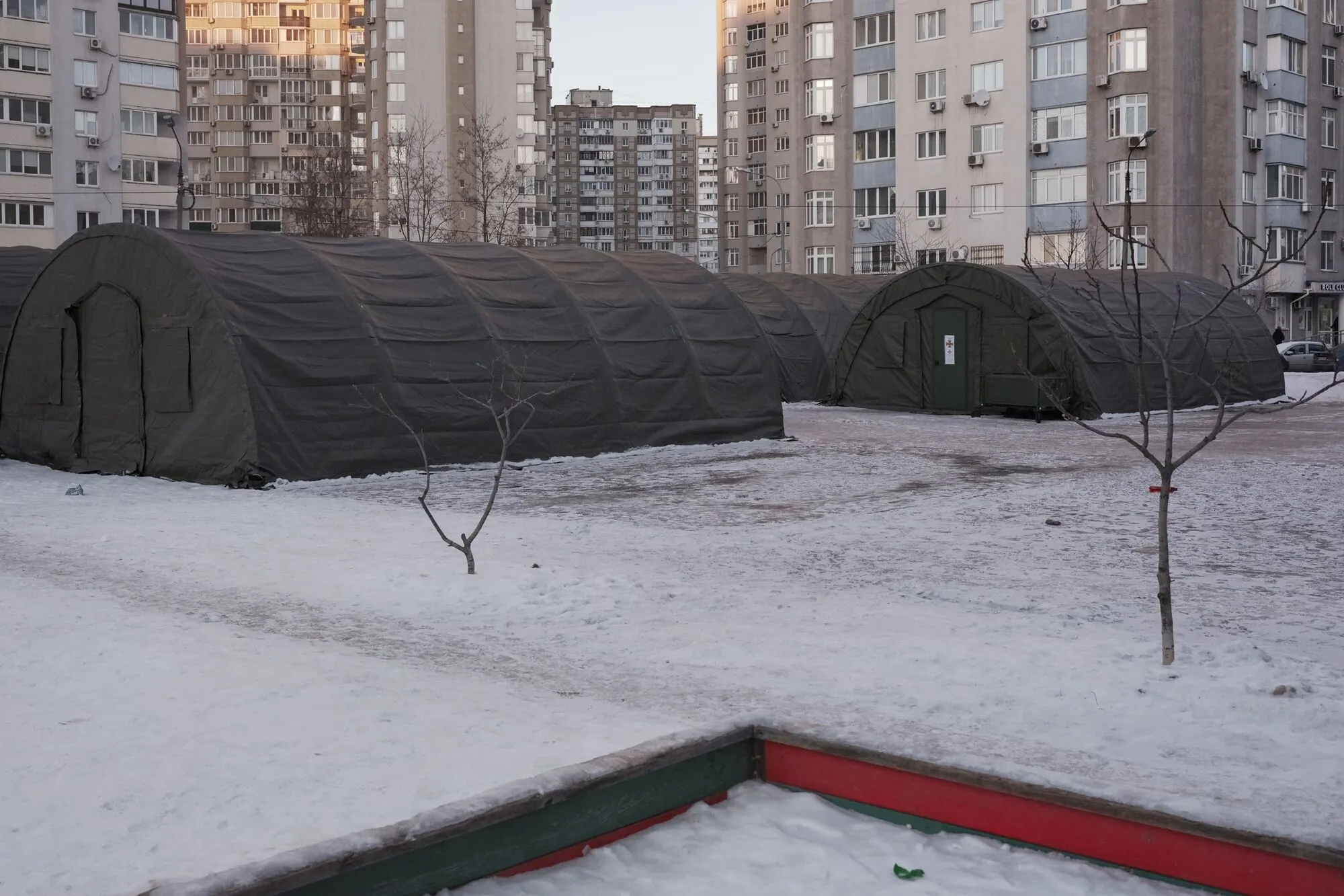 "Выехали из квартиры, когда там было всего +3": как живут жители левого берега Киева во время холодной зимы без света и отопления