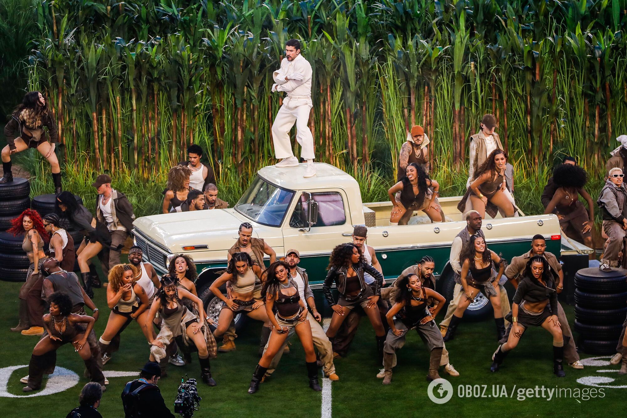 "Одне з найгірших шоу в історії!" Трамп вибухнув гнівом через виступ Bad Bunny в перерві Супербоулу 2026: що відбувалося на полі