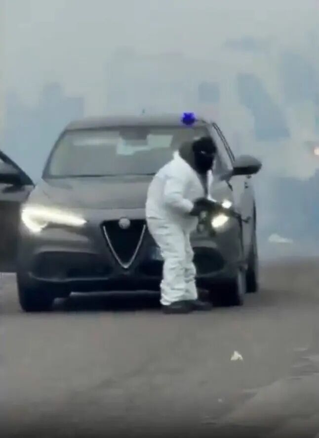 Голливудское ограбление на трассе: на юге Италии преступники взорвали бронированный инкассаторский фургон. Фото и видео