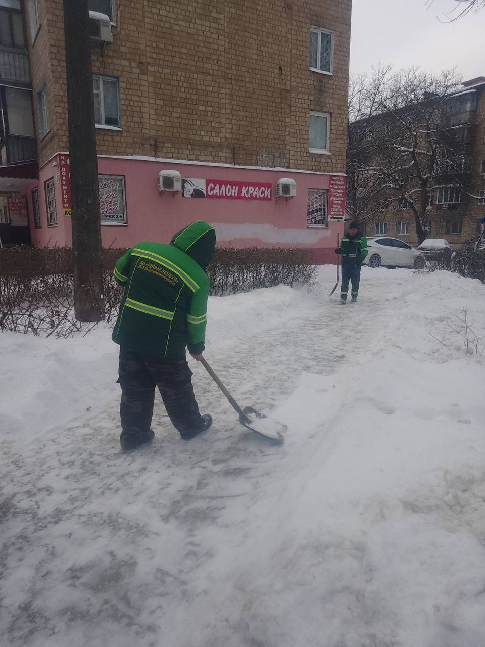 В КГГА показали, как в Киеве борются с гололедом: привлечено почти 300 единиц спецтехники. Фото и видео