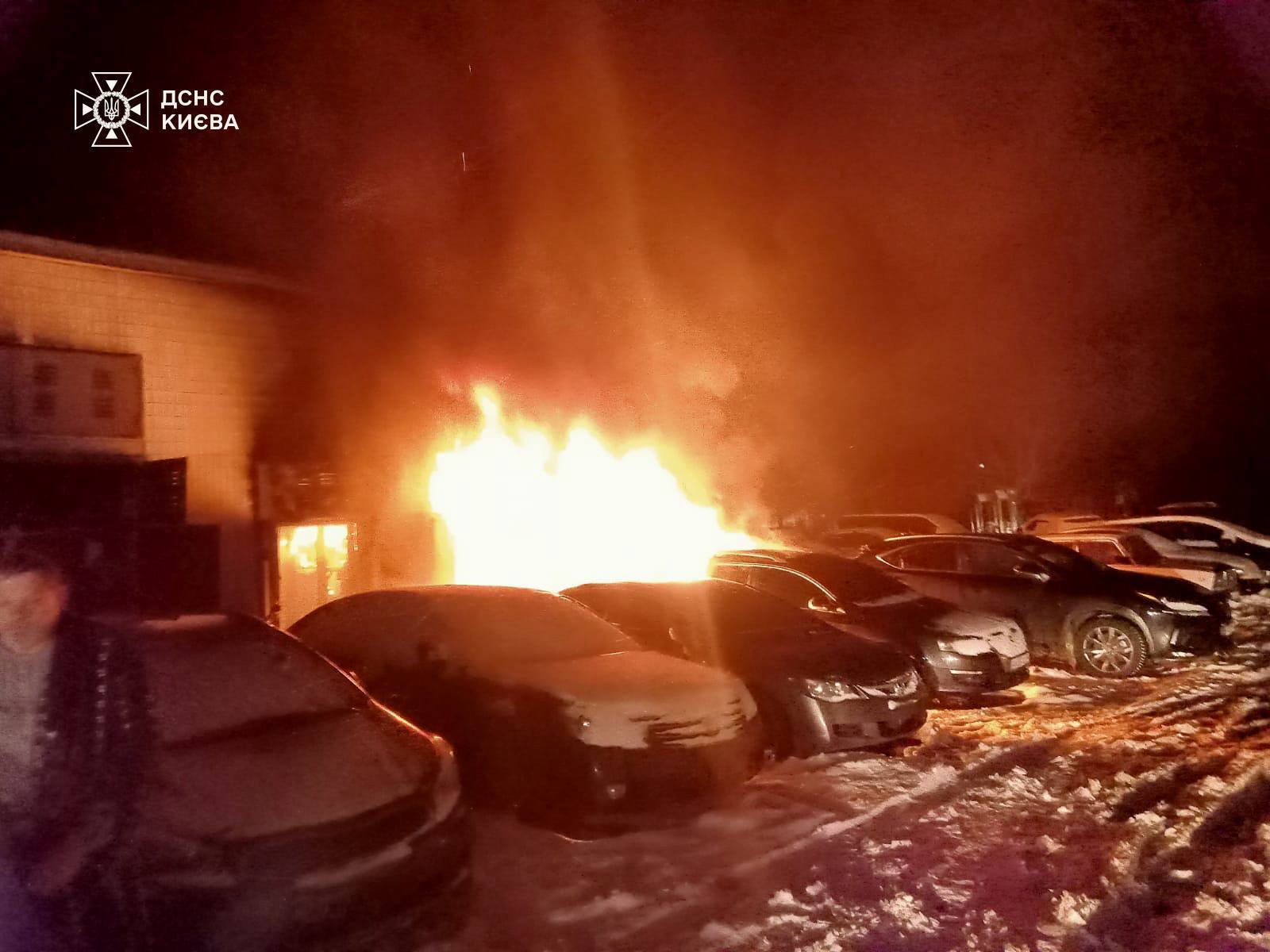 В Киеве на Оболони взорвалась и загорелась трансформаторная подстанция: огнем также повреждены 5 авто. Фото и видео