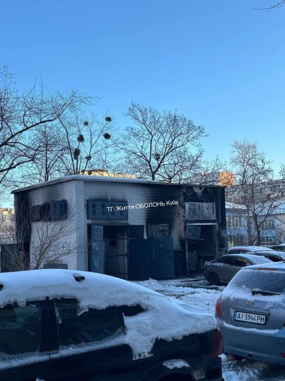 В Киеве на Оболони взорвалась и загорелась трансформаторная подстанция: огнем также повреждены 5 авто. Фото и видео